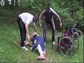 Reife Frau wird von zwei Männern überfallen und gefickt