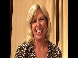 Reife blonde Frau lässt sich hart vor der Kamera ficken