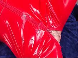 Blondine fickt in einem roten Anzug aus Lack