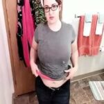 Molliges Luder masturbiert im Badezimmer